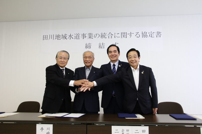 固い握手交わす４首長
